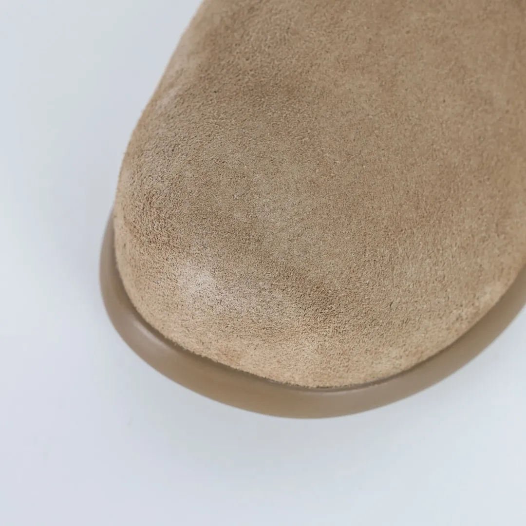 Pick up locally💰560 Core recommendation Good price Independently developed original outsole and cashmere insole to keep you warm in winter and suitable for home use. In the new year, uug launched a style series, which is partially geared towards the preferences of young consumers and has also moved to the forefront of fashion trends. Shoe body material Water-repellent coated suede upper 17 mm UGGPURE™ implanted wool insole Lightweight non-slip comfortable rubber outsole With brand LOGO trademark Comes with a full set of packaging Size: 35 36 37 38 39 40 41 42 43 44